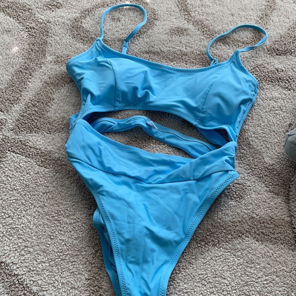Cutout Front Ruched Back High Cut Monokini - Picture 2 of 5